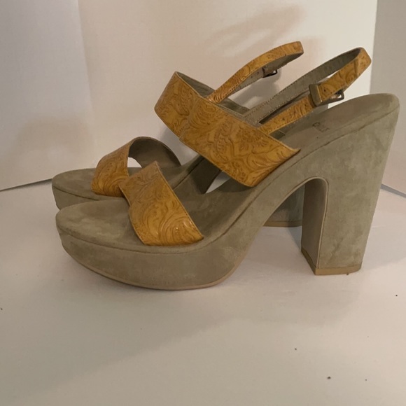 Light tan platform sandals size 10 - Picture 2 of 4